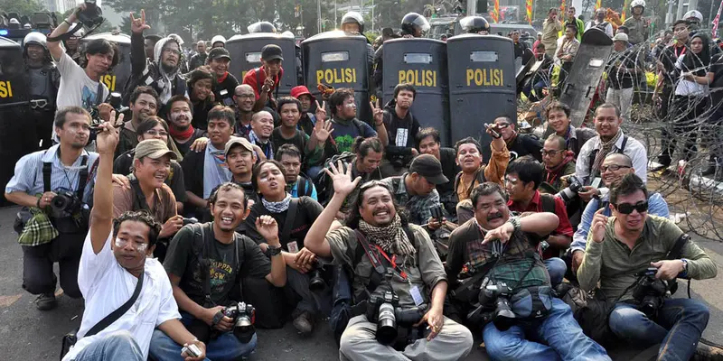 Aksi Narsis di Depan Barikade Anggota Kepolisian