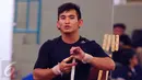 Lifter M Hasbi memasang pengaman tangan jelang seleksi nasional untuk olimpiade Rio de Janeiro 2016 di PB PABBSI, Jakarta, Sabtu (4/6/2016). 17 lifter mengikuti seleksi nasional untuk berlaga di ajang olimpiade 2016. (Liputan6.com/Helmi Fithriansyah)