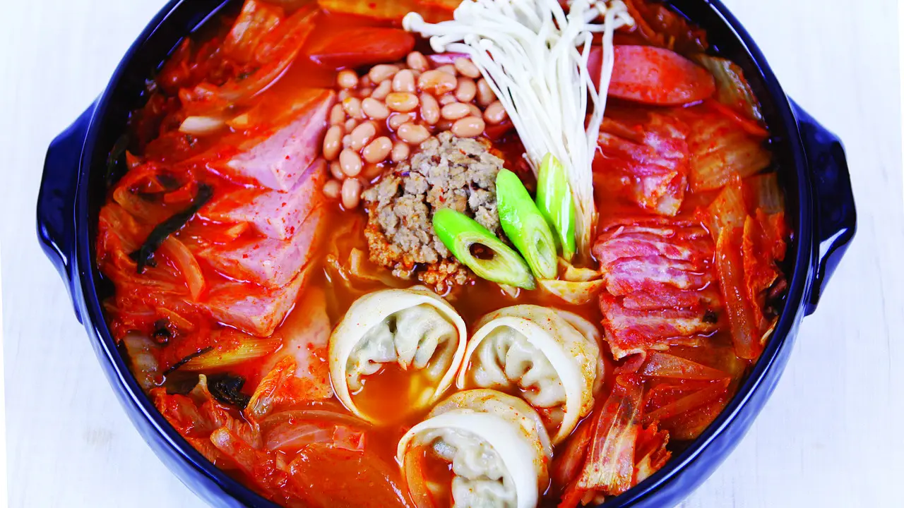 Ilustrasi Budae jjigae