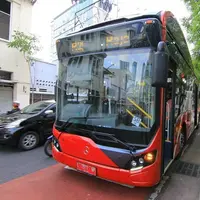 Nggak pakai uang, kalau mau naik bus ini kamu cukup bayar pakai sampah. (Sumber Foto: Instagram/call112surabaya)
