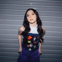 Dalam berbagai kesempatan, Mahalini kerap mengunggah berbagai potret terbarunya dalam media sosial Instagramnya. Penyanyi asal Bali ini kerap memperlihatkan bagian pundaknya dengan busana off-shoulder. Pasti bagi para penggemar kerap menyaksikannya saat berada di atas panggung maupun dalam berbagai aktivitasnya. (Liputan6.com/Instagram/mahaliniraharja)