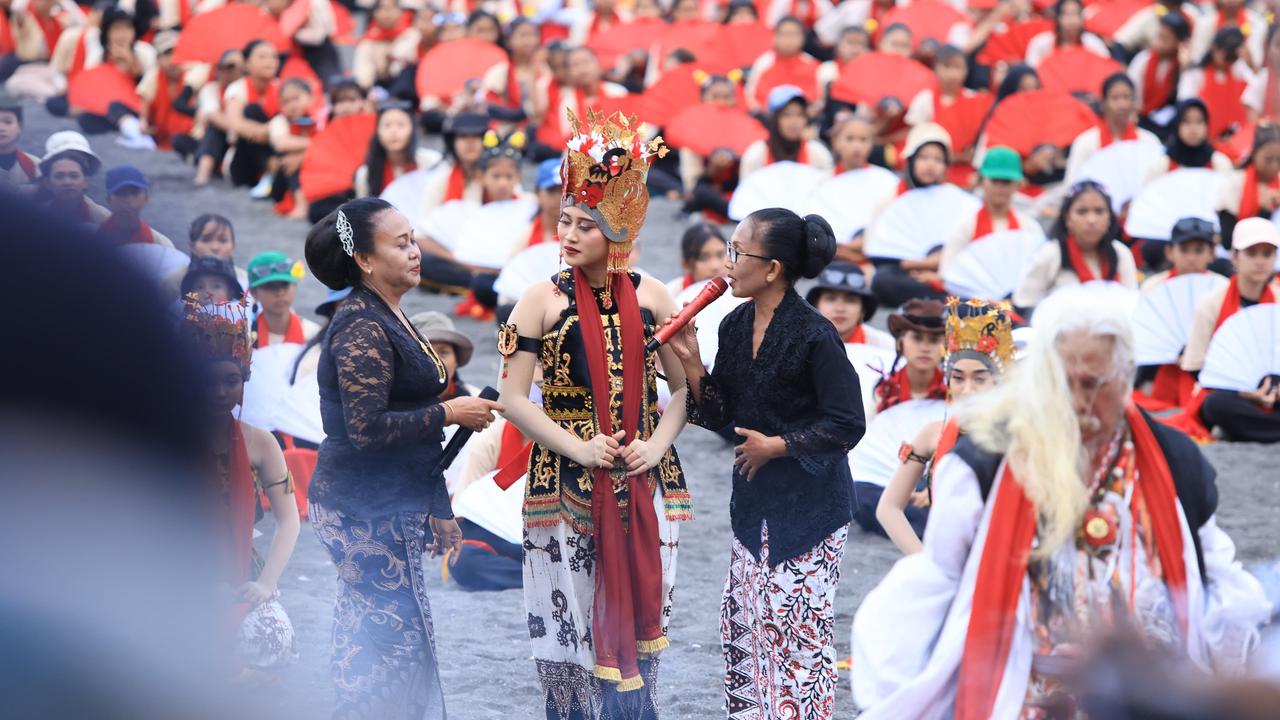 1.400 penari mengikuti prosesi sakral Meras Gandrung di Pantai Marina Boom