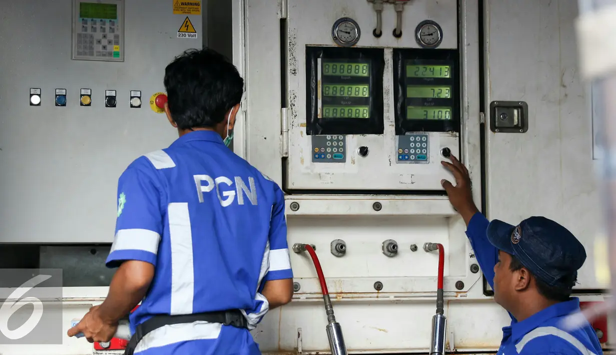Petugas melakukan kontrol mesin pengisian gas mobile refueling unit (MRU) di kawasan Waduk Pluit, Jakarta, Selasa (16/2/2016). PT Perusahaan Gas Negara (PGN) berencana membangun 60 unit SPBG hingga 2019. (Liputan6.com/Yoppy Renato)