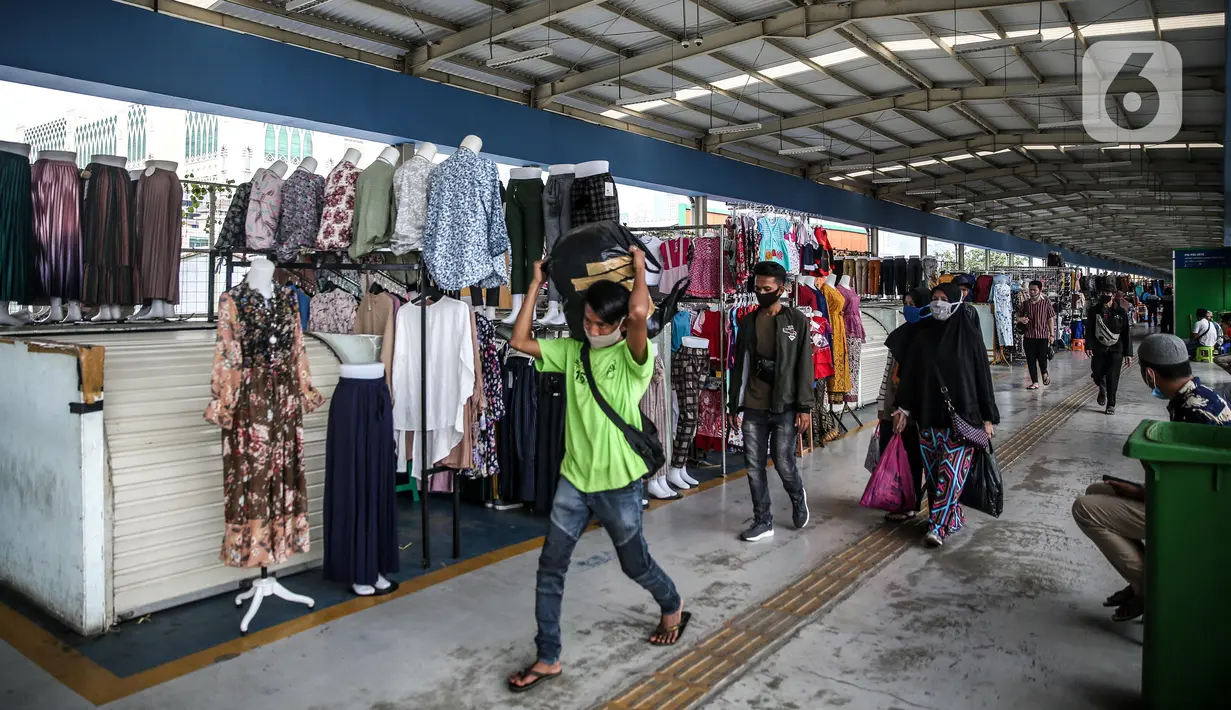 Suasana di Jembatan Penyeberangan Multiguna atau Skybridge Tanah Abang, Jakarta, Jumat (19/6/2020). Kendati pusat perbelanjaan telah dibuka sejak 15 Juli 2020, aktivitas jual beli di Skybridge Tanah Abang terpantau sepi. (Liputan6.com/Faizal Fanani)