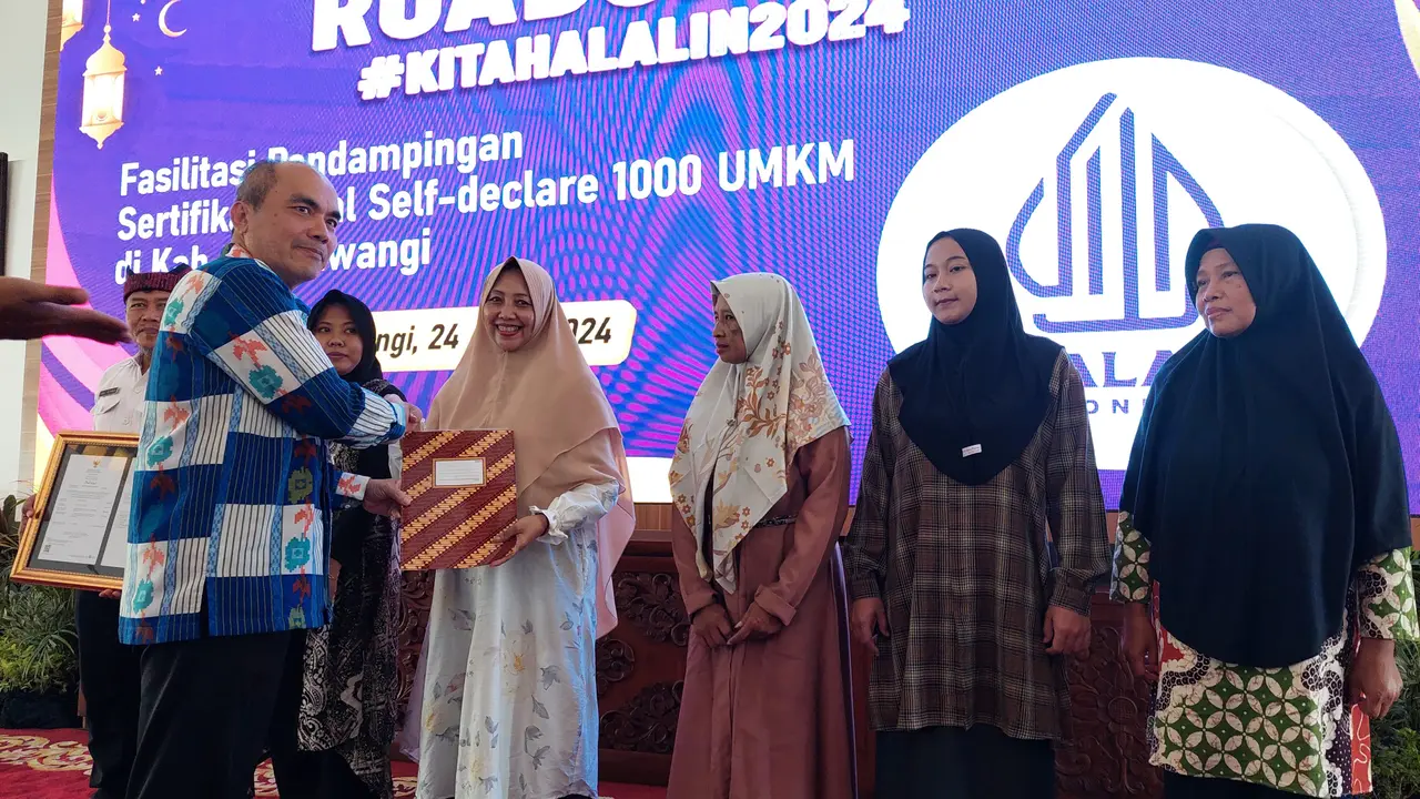 Staf ahli Menteri Bidang Produktivitas dan Daya Saing Kemenkop UKM, Herbert H.O Siagian  memberikan sertifikat Halal grtais kepada pelaku UMKM di Banyuwangi (Istimewa)