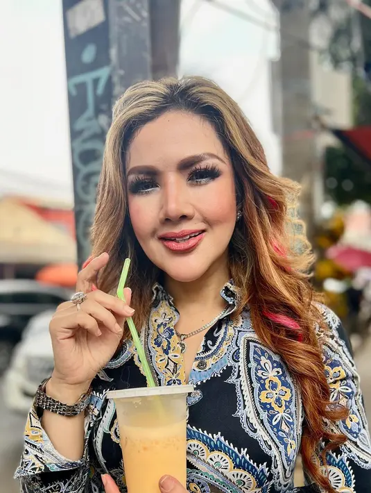 <p>Tak afdol makan tak minum. Barbie Kumalasari juga memesan minuman berwarna kuning. (Foto: Instagram/@barbiekumalasari)</p>