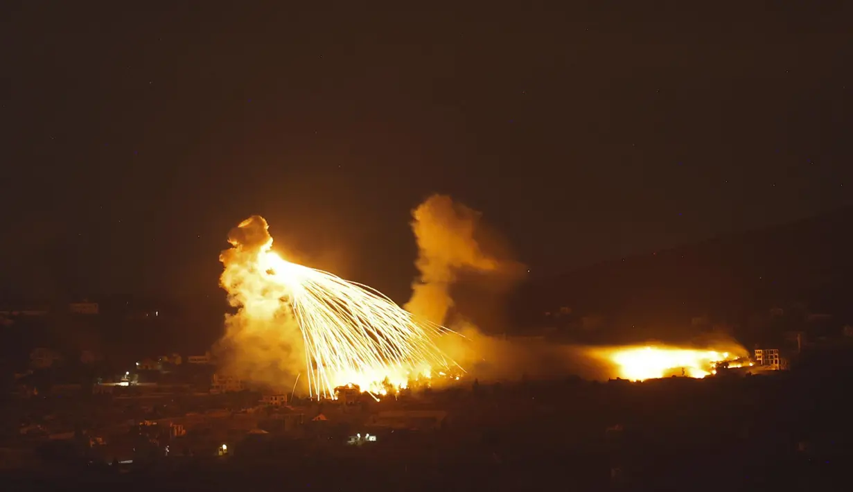 Foto yang diambil dari Israel utara, di sepanjang perbatasan dengan Lebanon selatan, pada 30 September 2024 ini menunjukkan kebakaran setelah pengeboman Israel di sebuah wilayah di Lebanon selatan. (Jalaa MAREY/AFP)