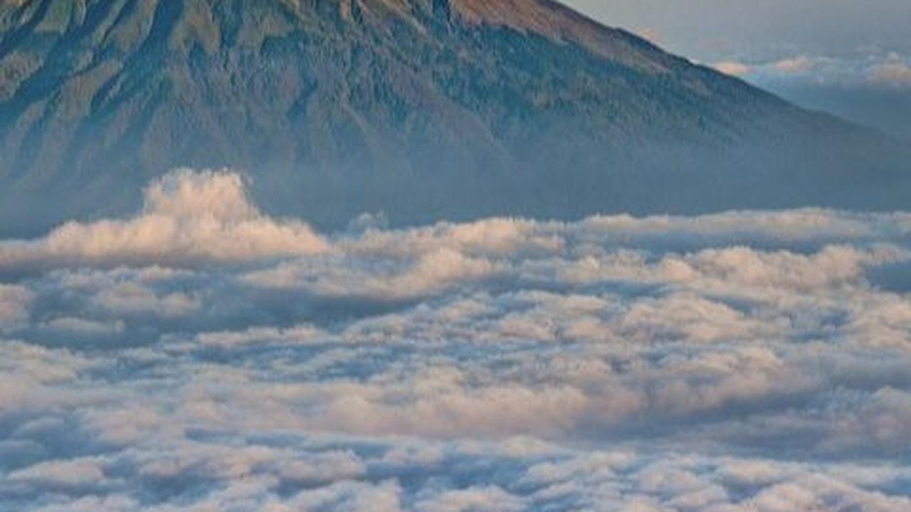 7.	Punya 139 Gunung Berapi