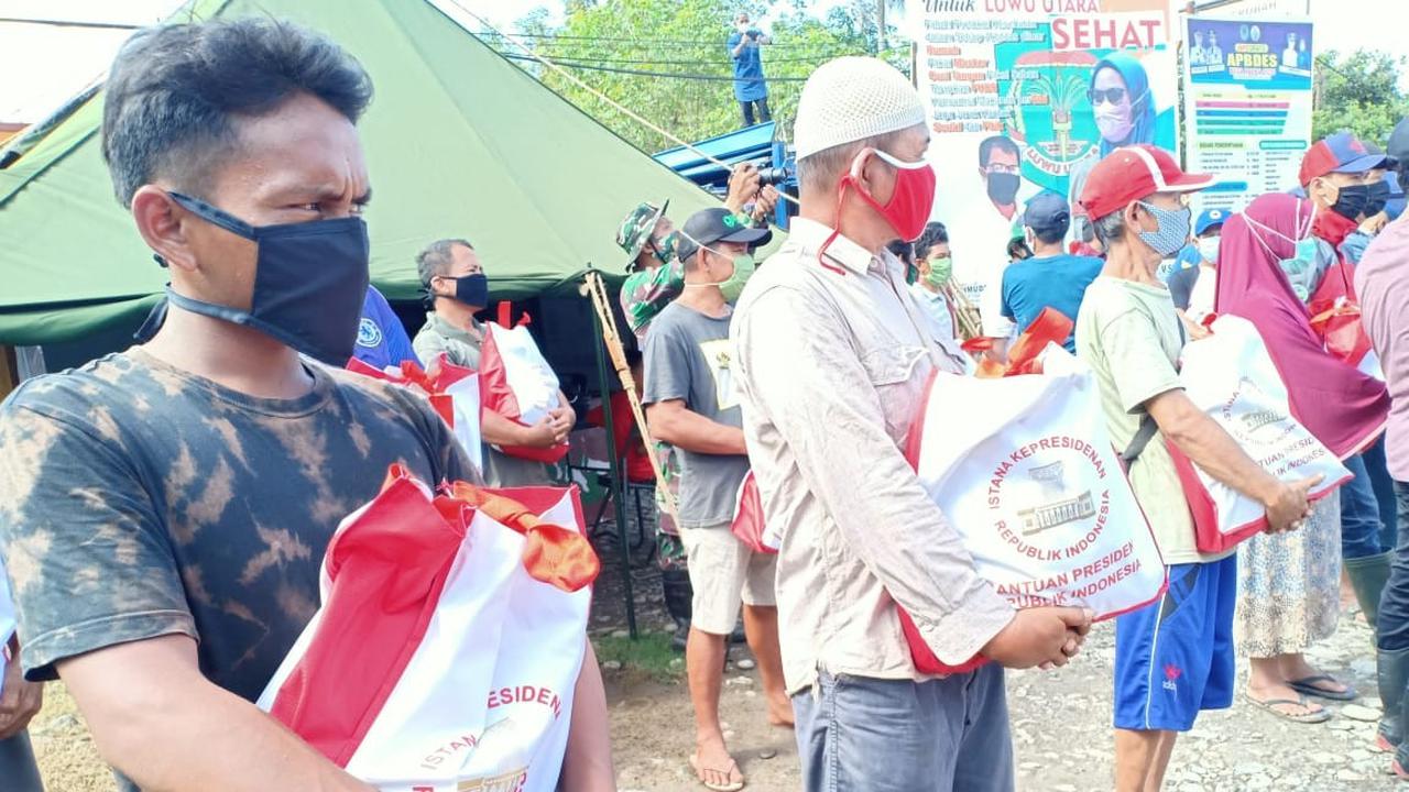 Presiden Jokowi kirimkan bantuan sembako kepada masyarakat terdampak banjir bandang di Kabupaten Luwu Utara, Sulawesi Utara.