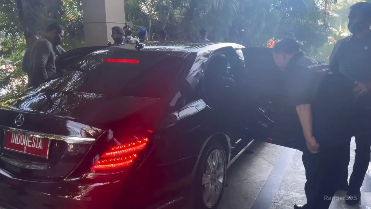 Menteri Pertahanan Prabowo Subianto memperlihatkan gestur menunduk saat hendak semobil bareng Presiden Jokowi (Tim Media Prabowo Subianto)