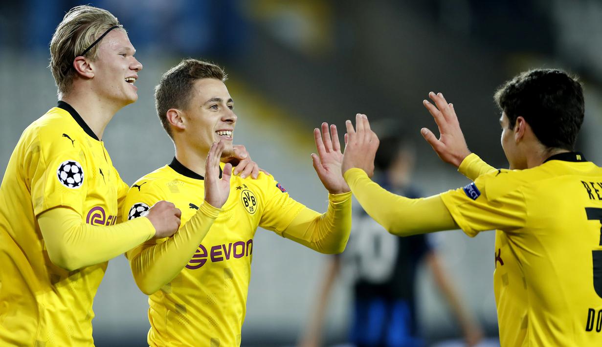 Pemain Borussia Dortmund merayakan gol yang dicetak Thorgan Hazard ke gawang Club Brugge pada laga lanjutan Liga Champions di Jan Breydel Stadion, Kamis (5/11/2020) dini hari WIB. Borussia Dortmund menang 3-0 atas Club Brugge. (AP Photo/ Francisco Seco)