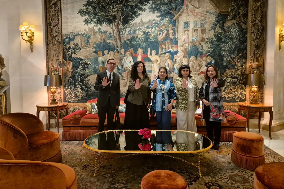 Kepala Dinas Perindustrian, Perdagangan, Koperasi, Usaha Kecil dan Menengah (PPKUKM) Provinsi DKI Jakarta, Elisabeth Ratu Rante Allo didampingi oleh Pengurus Dekranasda, Vira Marselina, melakukan kunjungan kerja ke Paris pada tanggal 19–21 Mei 2025.