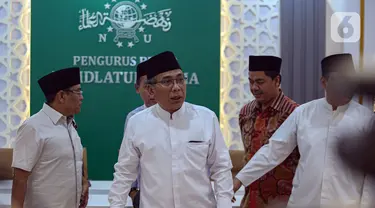 Ketua Umum Pengurus Besar Nahdlatul Ulama (PBNU) Yahya Cholil Staquf alias Gus Yahya (kedua kiri) sesaat sebelum memberikan keterangan terkait pertemuan lima orang kader NU dengan Presiden Israel Isaac Herzog di Gedung PBNU, Jakarta Pusat, Selasa (16/7/2024). (Liputan6.com/Angga Yuniar)