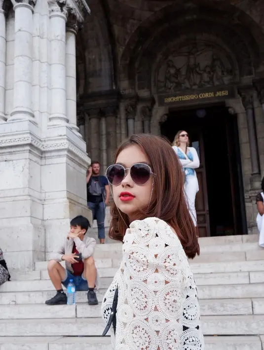 Kali ini, Rebecca Klopper tampil kece dengan kacamata model bulat. Meski berpose tanpa senyum, wanita asal Malang itu tampak keren. Rambutnya yang digerai, membuat Rebecca makin memesona.(Liputan6.com/IG/@maudykoesnaedi)