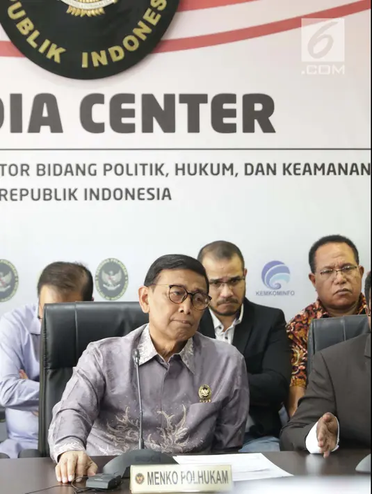 Menkopolhukam Wiranto bersiap memberi keterangan terkait situasi/kondisi Papua dan Papua Barat di Jakarta, Jumat (30/8/2019). Keterangan terkait hasil pertemuan dengan kedua tokoh dari Papua dan Papua Barat. (Liputan6.com/Helmi Fithriansyah)