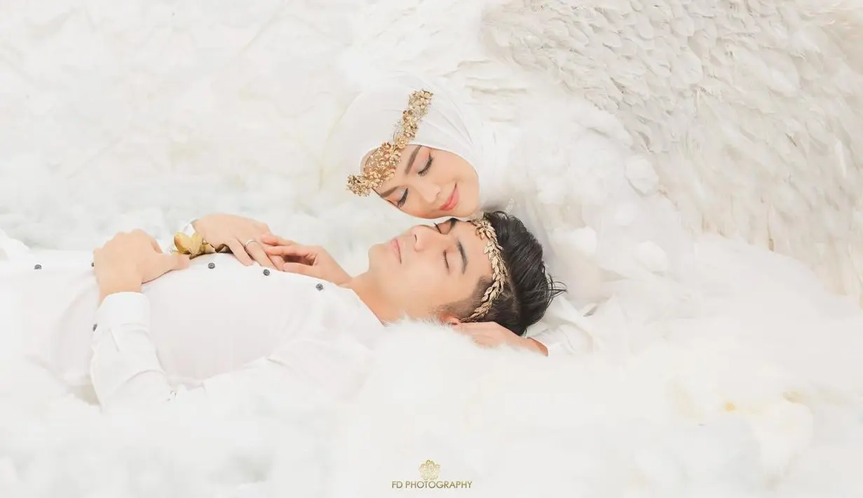 Photoshoot ini dibuat untuk merayakan hari ulang tahun ke-1 pernikahan Ria Ricis dan Teuku Ryan. Selamat! [@fdphotography90]