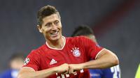 Robert Lewandowski merayakan gol keempat Bayern Munchen ke gawang Chelsea pada leg kedua babak 16 besar Liga Champions di Allianz Arena, Minggu (9/8/2020) dini hari WIB. Munchen menang 4-1. (AP Photo/Matthias Schrader)
