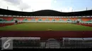 Suasana dalam Stadion Pakansari, Kabupaten Bogor, Selasa (9/8). Berstandar internasional, stadion ini menggunakan rumput jenis bermuda untuk area lapangan hijau serta berkapasitas 31.000 kursi penonton. (Liputan6.com/Helmi Fithriansyah)