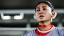 Pemain Timnas Indonesia Putri, Zahra Muzdalifah meneteskan air mata saat menyanyikan lagu kebangsaan Indonesia Raya sebelum laga persahabatan melawan Singapura di Stadion Madya, Senayan Jakarta, Selasa (28/05/2024). (Bola.com/Bagaskara Lazuardi)