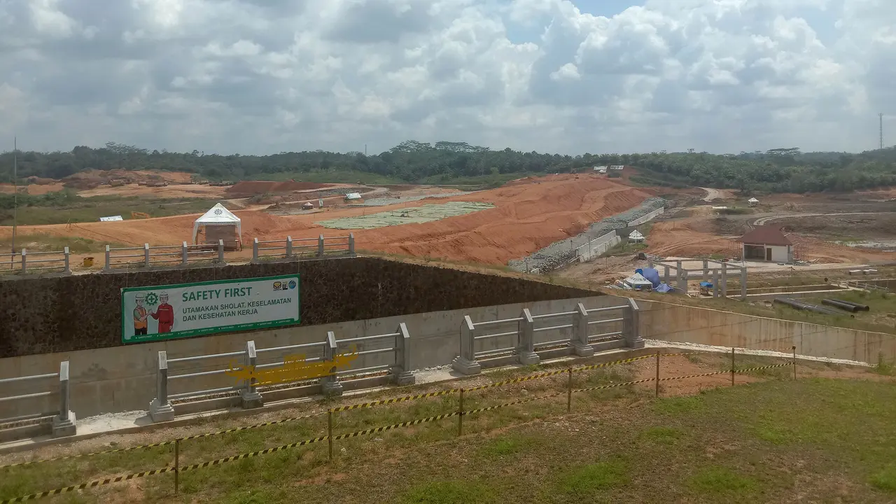 Ketua Satgas Pelaksanaan Pembangunan Infrastruktur IKN, Danis Hidayat Sumadilaga di proyek Bendungan Sepaku Semoi, Kalimantan Timur, Jumat (13/1/2023). Bendungan Sepaku Semoi diproyeksikan bakal menyuplai kebutuhan air baku bagi penduduk IKN Nusantara.