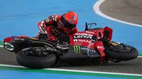 Marc Marquez dari Tim Ducati Lenovo mengalami kecelakaan saat balapan sprint Grand Prix Spanyol MotoGP di sirkuit Jerez di Jerez de la Frontera, pada 25 April 2026. (Pierre-Philippe MARCOU/AFP)