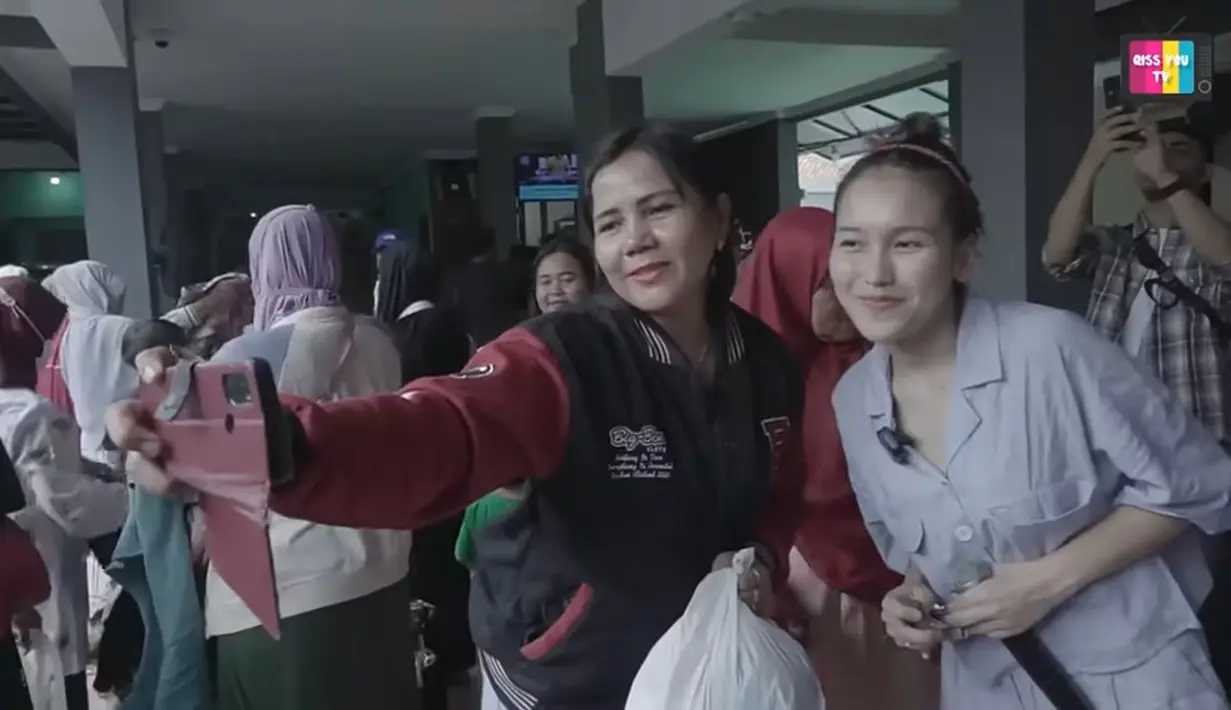 Bagi yang sudah membeli, boleh minta selfie dengan penyanyi yang juga host ini.  Perempuan seorang anak itu juga tampak ramah saat diajak selfie para pembeli. "Setiap yang beli bole foto bareng Ayu guys," tulis dalam video. [Youtube/Qiss You TV]