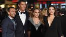 Pesepak bola Portugal, Cristiano Ronaldo foto bersama waniata-wanita cantik saat menghadiri pemutaran perdana film "Ronaldo" di Leicester Square, Inggris, Senin (9/11/2015). (EPA/Facundo Arrizabalaga)