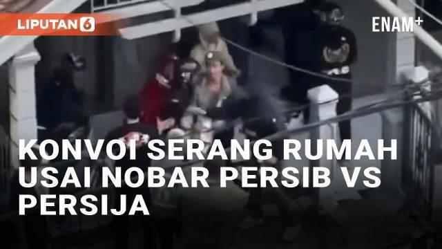 Sebuah rumah di kawasan Odeon, Kota Sukabumi, Jawa Barat menjadi sasaran amuk massa bermotor. Peristiwa terjadi pada Senin (23/9/2024) sore usai rombongan menggelar nonton bareng laga Persib vs Persija di warung kopi. Rombongan yang konvoi tersulut e...
