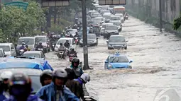 Banjir setinggi lutut orang dewasa itu membuat arus lalu lintas tersendat. Padahal hari ini Persija akan berlaga di Senayan, Jakarta, Jumat (30/5/2014) (Liputan6.com/Faizal Fanani)
