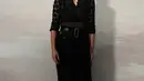Maggie Gyllenhaal berpose di depan koleksi busana siap pakai Musim Semi/Musim Panas 2023 Dior yang disajikan di Paris, Selasa, 27 September 2022.  Maggie Gyllenhaal tampil dengan pakaian serba hitamnya, aktris berusia 44 tahun itu terlihat modis. (AP Photo/Francois Mori)