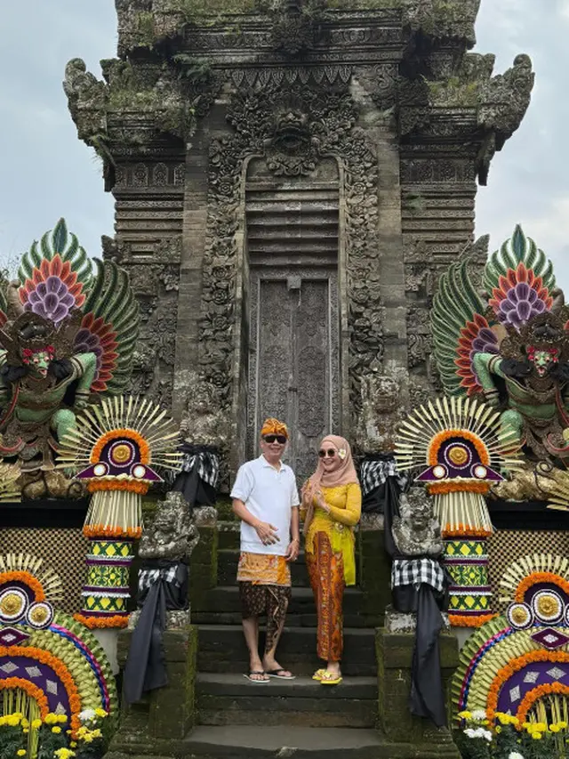 Gaya Umi Kalsum Ibunda Ayu Ting Ting saat Liburan di Bali