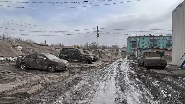 Abu vulkanik menutupi tanah di Distrik Ust-Kamchatsky setelah letusan gunung berapi Shiveluch di Semenanjung Kamchatka di timur jauh Rusia. (Kepala Ust-Kamchatsky Oleg Bondarenko via AP)