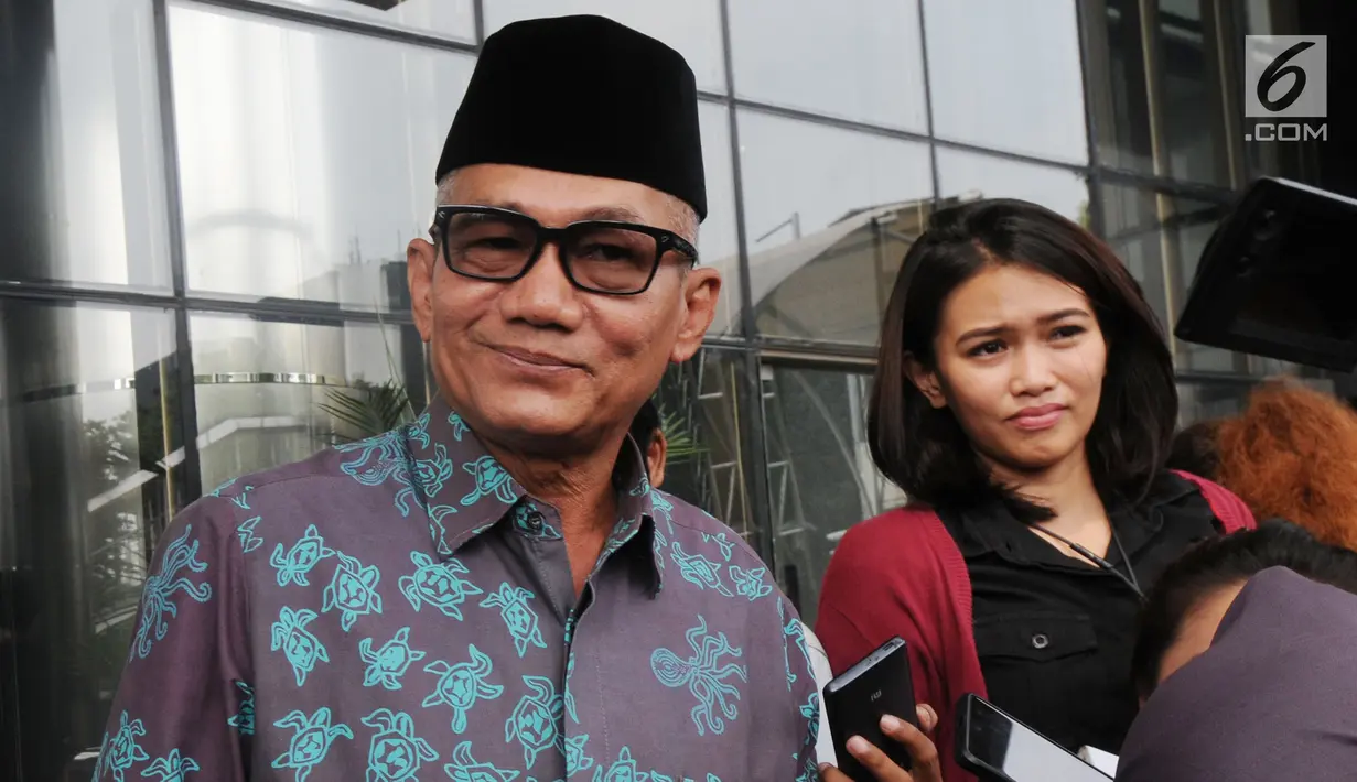 Mantan Ketua Komisi II DPR Agun Gunandjar Sudarsa menjawab pertanyaan seusai pemeriksaan di gedung KPK, Jakarta, Senin (4/6). Agun diperiksa untuk keponakan Setya Novanto, Irvanto Heri Pambudi dan pengusaha Made Oka Masagung. (Merdeka.com/Dwi Narwoko)