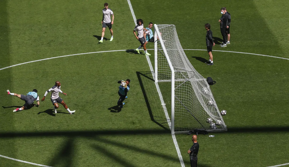 Para pemain Manchester City mengikuti sesi latihan di stadion Dragao di Porto, Portugal, Jumat (28/5/2021). Manchester City akan bertanding melawan Chelsea pada babak final Liga Champions pada Sabtu malam atau Minggu (30/5/2021) dini hari. (Susana Vera/Pool via AP)