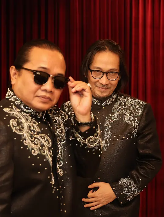 Berbagai persiapan terus dilakukan sebelum acara digelar. Termasuk soal penampilannya. Deddy dhukun maupun Dian Pramana Poetra akan mengenakan kostum serba hitam dengan taburan kristal swarovski. (Bambang E Ros/Bintang.com)