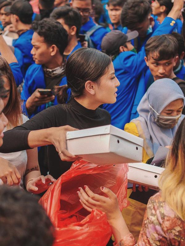 Momen Awkarin bagikan nasi kotak untuk peserta aksi di DPR (Sumber: Instagram/awkarin)
