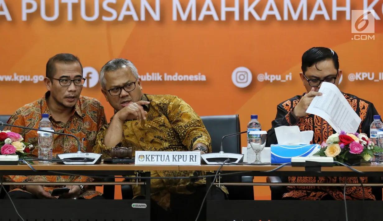 Ketua KPU Arief Budiman bersama Komisoner KPU saat mengadakan Rapat Pleno di Gedung, KPU, Jakarta, Senin (8/4). Rapat pleno tersebut membahas Rekapitulasi Daftar Pemilih Pemilu 2019 pasca-putusan Mahkamah Konstitusi (MK). (Liputan6.com/Johan Tallo)