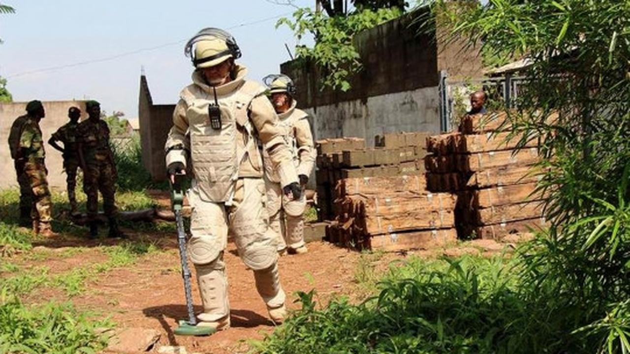 Aksi Pasukan Garuda evakuasi 6 ton bahan peledak konflik Afrika