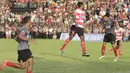 Pemain Madura United dan Persiba Balikpapan duel udara pada laga uji coba di Stadion Ahmad Yani, Sumenep, Sabtu (20/2/2016).  (Bola.com/Vitalis Yogi Trisna)