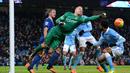 Kiper Manchester City, Joe Hart (tengah) menghalau bola dari kejaran pemain Everton pada lanjutan Liga Premier Inggris di Stadion Etihad, Manchester, Kamis (14/1/2016) dini hari WIB. (AFP Photo/Oli Scarff)