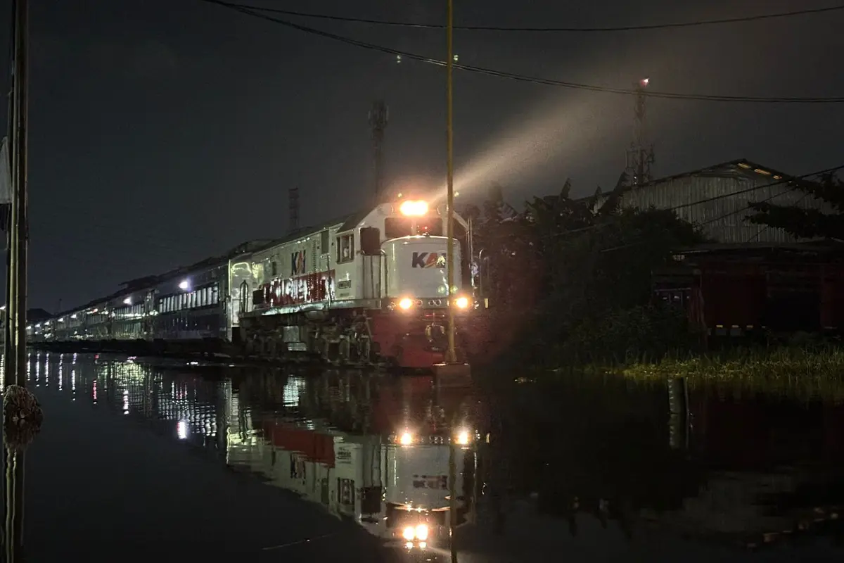 Sempat Kebanjiran, Jalur Kereta di Semarang Mulai Bisa Dilewati dengan Kecepatan 5 Km/Jam
