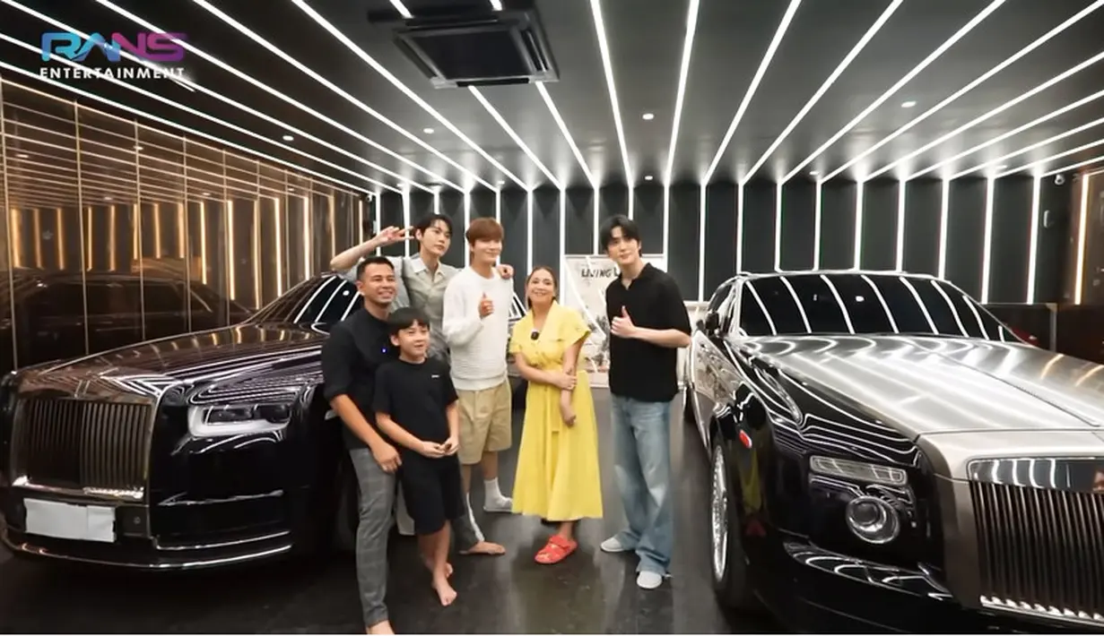 Tidak hanya terkesima dengan barang koleksi milik Raffi, tiga member NCT ini juga terlihat kaget dengan koleksi barang mewah milik Nagita Slavina. [Youtube/Rans Entertainment]