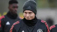 Bek Manchester United, Victor Lindelof, mengikiuti sesi latihan jelang laga Liga Champions di Manchester, Senin (4/12/2017). Manchester United akan berhadapan dengan CSKA Moscow. (AFP/Paul Ellis)