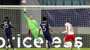 Kiper Paris Saint-Germain Keylor Navas (kedua kiri) melakukan penyelamatan di depan pemain RB Leipzig Daniel Olmo (kanan) pada pertandingan Grup H Liga Champions di RB Arena, Leipzig, Jerman, Rabu (4/11/2020). RB Leipzig menang 2-1. (AP Photo/Michael Sohn)