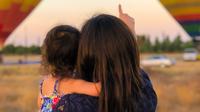ilustrasi ibu dan anak/Photo by Kenny Krosky on Unsplash