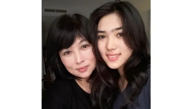 Keduanya kini tampil tanpa make up, ibu dan anak ini memiliki paras cantik yang alami.