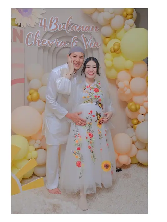 Via Vallen dan Cherva Yolanda gelar tasyakuran. [Foto: Instagram/viavallen]