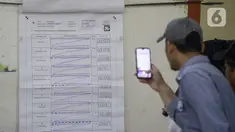Petugas Panitia Pemungutan Suara (PPS) dan Panitia Pemilihan Kecamatan (PPK) melaksanakan rapat pleno rekapitulasi hasil penghitungan perolehan suara dan penetapan hasil pemilihan umum tingkat Kecamatan di GOR Benhil, Jakarta Pusat, Jumat (16/2/2024). (merdeka.com/Arie Basuki)