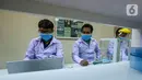 Tim peneliti melakukan proses pengembangan masker kain disinfektor berlapis tembaga di Pusat Penelitian Fisika LIPI Puspitek, Serpong, Tangerang Selatan, Senin (8/6/2020). Masker yang dapat dicuci ulang tersebut mampu membunuh virus Covid-19 dalam waktu 4 jam. (Liputan6.com/Fery Pradolo)
