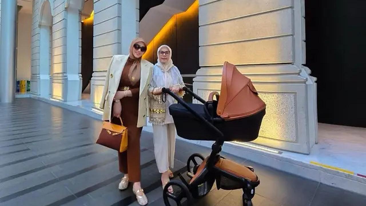 6 Gaya Mahal Syahrini Momong Princess R, Serba Hermes dari Selimut Rp19 Juta hingga Tas Rp700 Juta-an